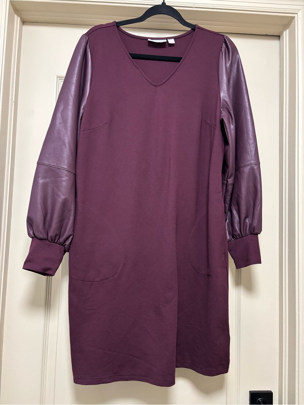 Belle by Kim gravel women’s dress with faux leather sleeves. Clean